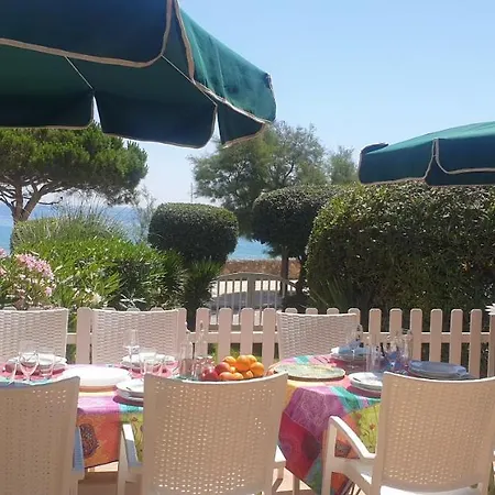 Сasa de vacaciones Casa Con Jardín A 25 Metros De La Playa. La T.