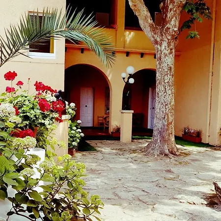 Сasa de vacaciones Casa Con Jardín A 25 Metros De La Playa. La T. *
