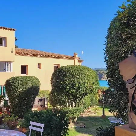 Casa Con Jardin A 25 Metros De La Playa. La T. *