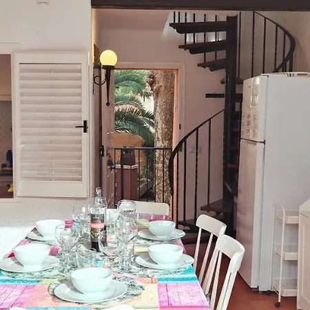 Casa Con Jardín A 25 Metros De La Playa. La T.